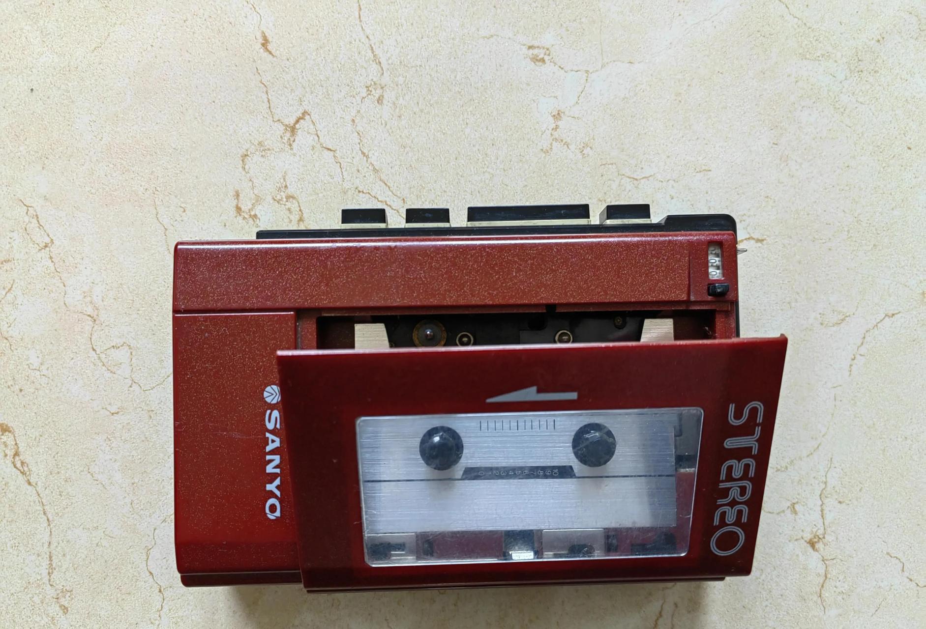 晒出我家最有年代感的物件# 这是一台43年前的日本原装三洋录音机,可