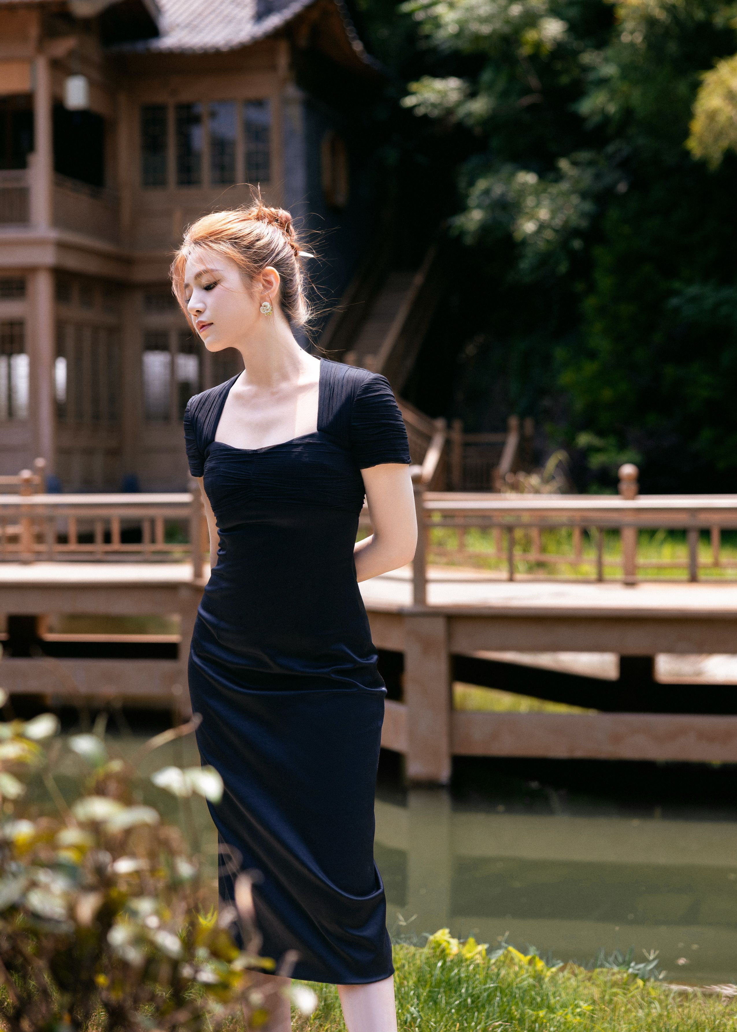 陈妍希黑色连衣裙优雅写真