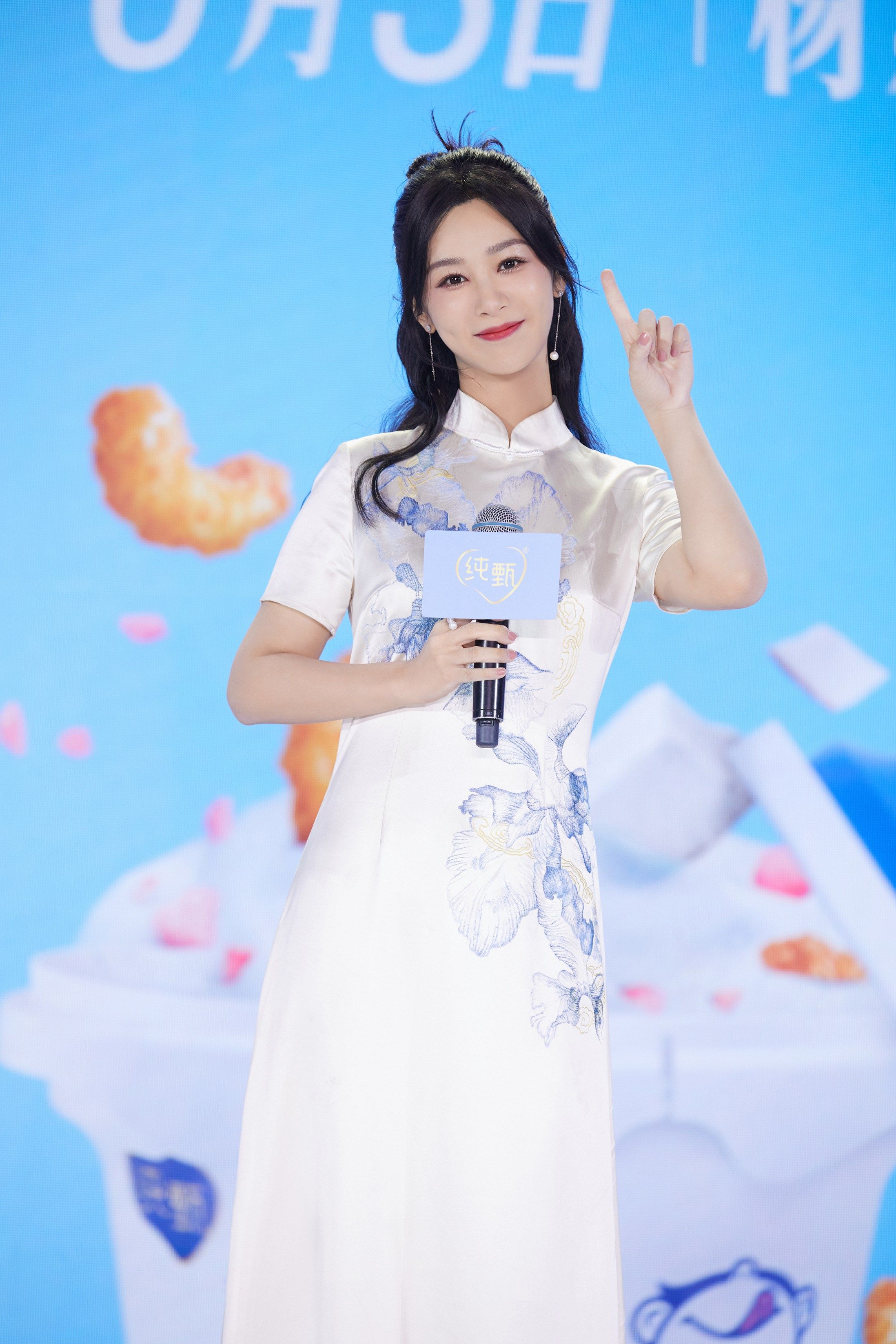 杨紫白色旗袍优雅时尚写真