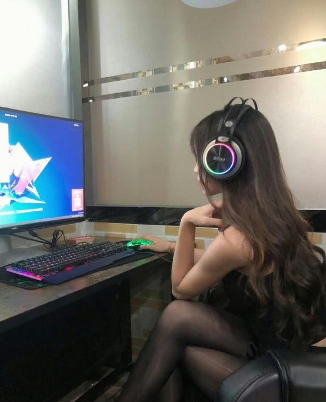 网吧通宵,旁边坐了个黑丝小姐姐,有什么办法让她记住我呢?