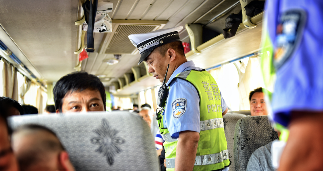 后排乘坐人员,大客车乘车人