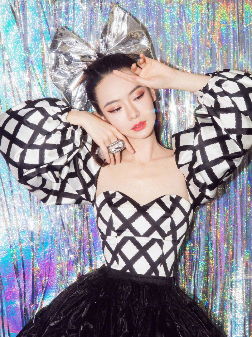 戚薇蝴蝶结双马尾造型,可爱中透露着霸气