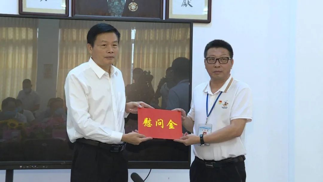 「奋进新征程 建功新时代」李尧坤到宝山中学慰问教师