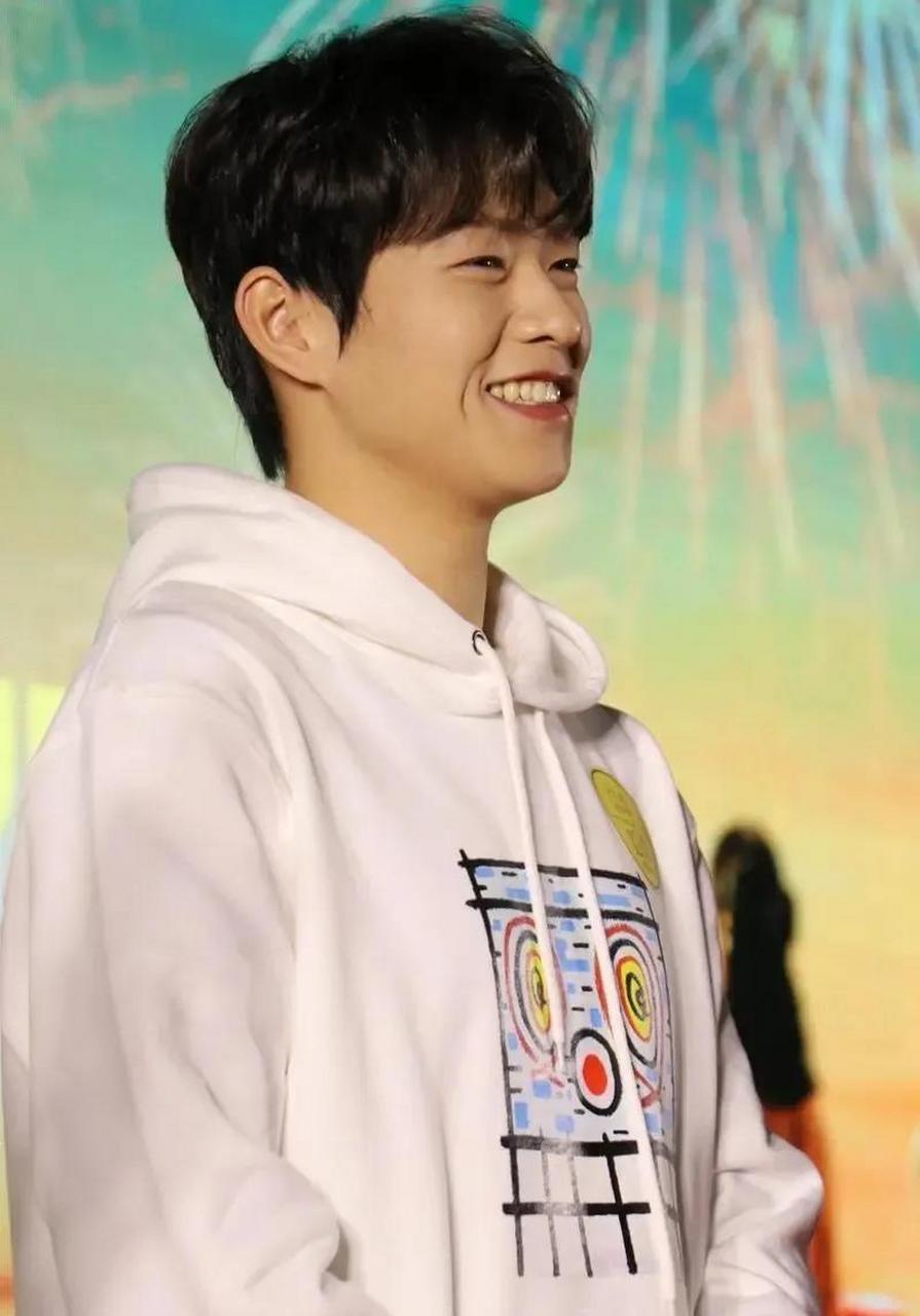 近日,港媒称,魏大勋在34岁生日之际向女友秦岚求婚,但被狠心拒绝