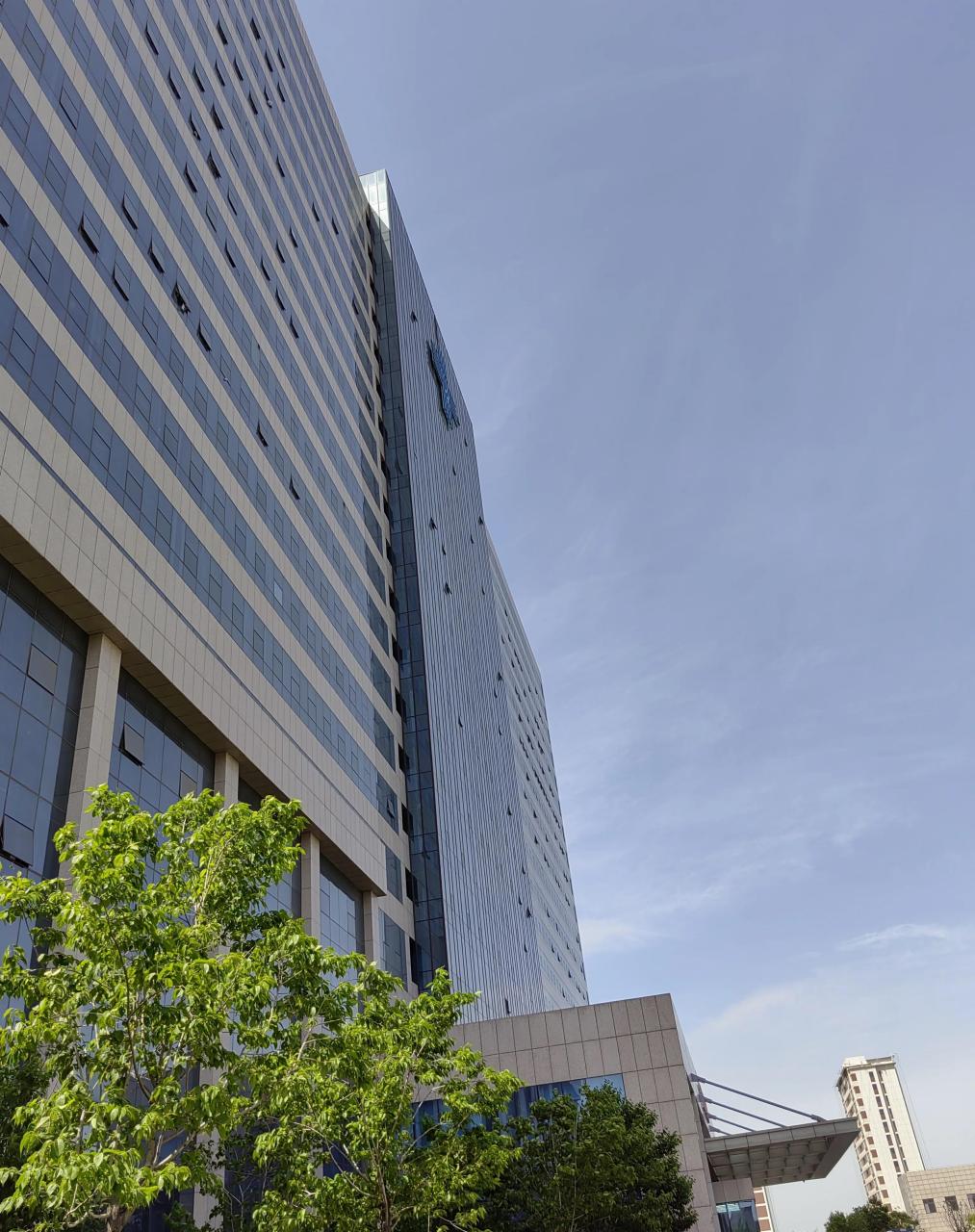 唐山中心医院的护士真会说话呀. 有一个半片的药,还挺小,差不多咳咳敏