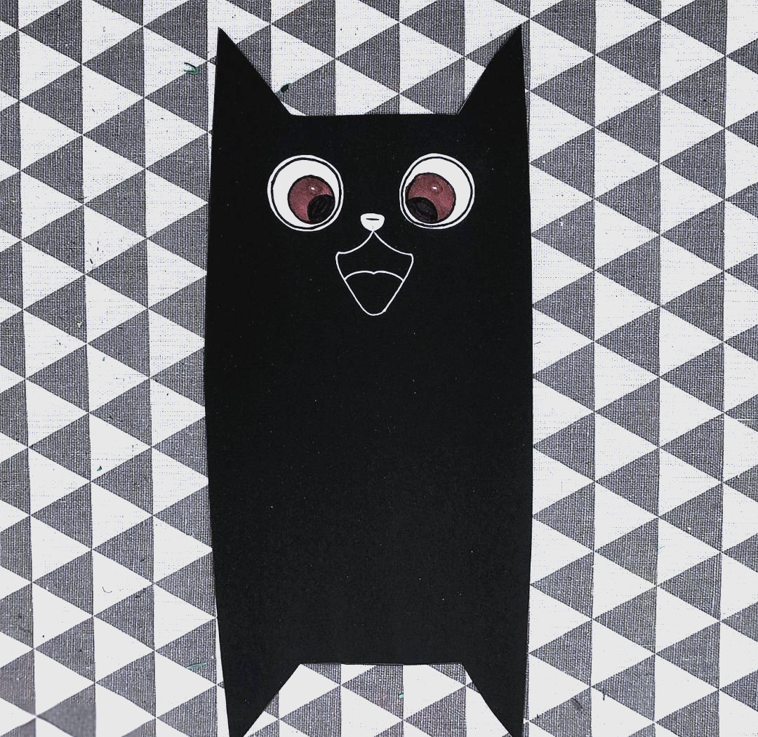 在卡纸的反面耳朵部分贴上双面胶,然后将卡纸弯曲,使耳朵粘在一起