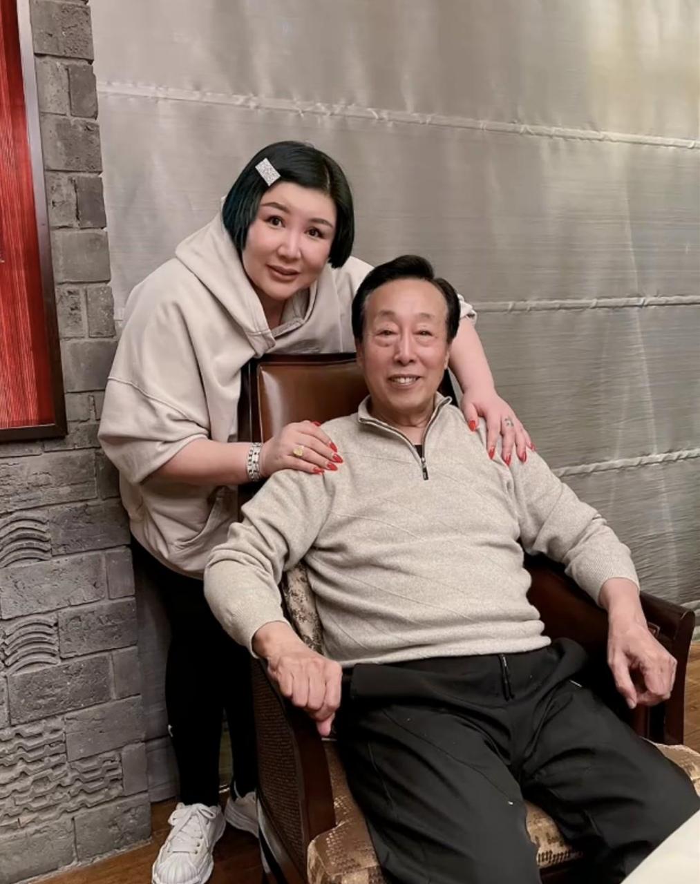 王惠带着儿子郭麒麟同台唱鼓曲,丈夫郭德纲主持,师父韩宝利伴奏,这