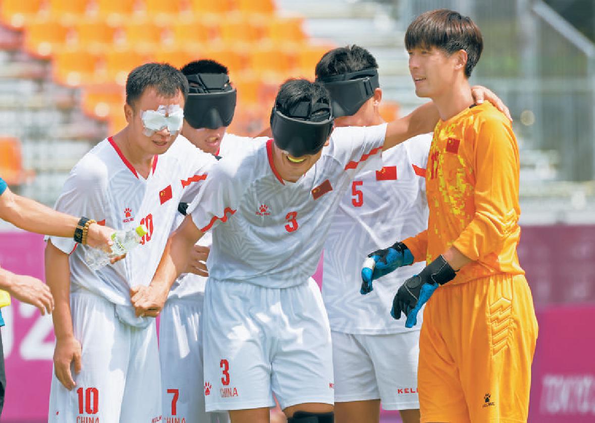 头号射手三岁失明,听铃奔跑满身伤痕!中国盲人足球队将争夺残奥会铜牌