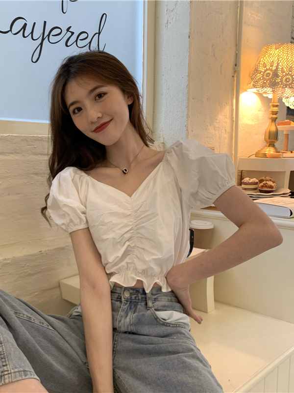 "平胸"女生怎么穿衣更好看?掌握这些搭配小技巧,你也能当女神