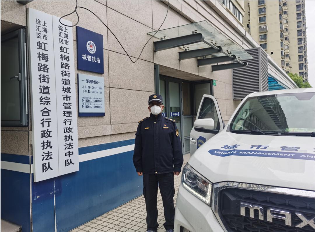 党旗飘扬丨转运出舱人员时发现名单不符,老党员站了出来