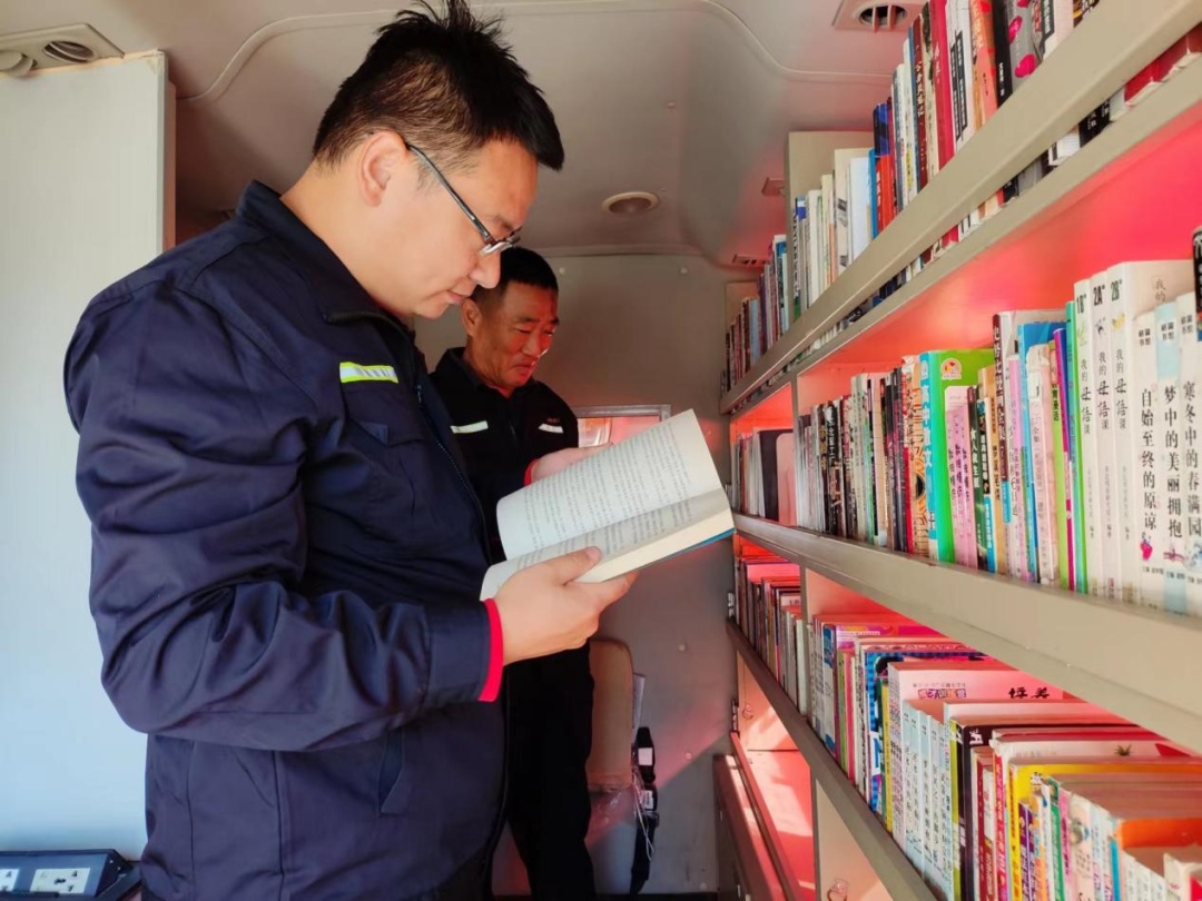 活动现场,吸引40余人企业职工来到流动图书车内翻阅图书,有的挑选了