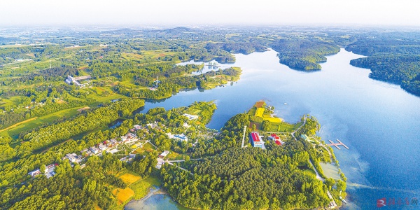 水光潋滟薄山湖