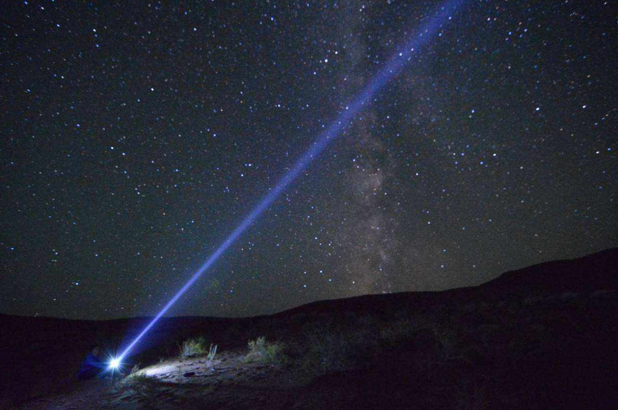 用手电筒照射天空,随后快速关闭,射出的光线能否抵达宇宙尽头?