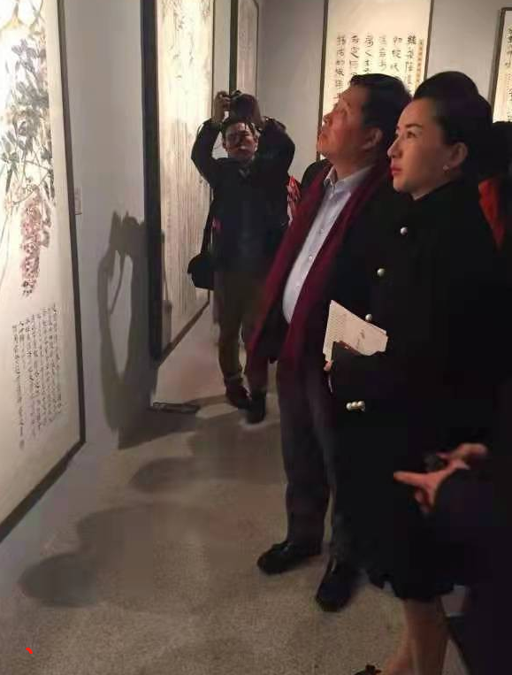 朱共山老婆杨燕受邀出席炎黄艺术馆艺术大展