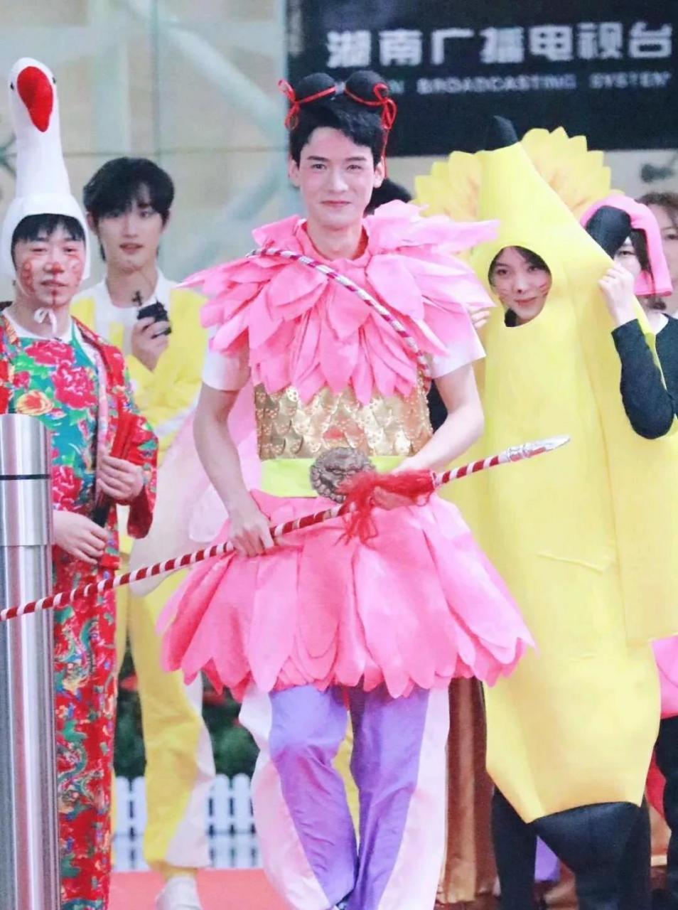 186cm龚俊穿粉衣cos莲花童子哪吒,看到身后的杨迪我笑了.  龚俊1.