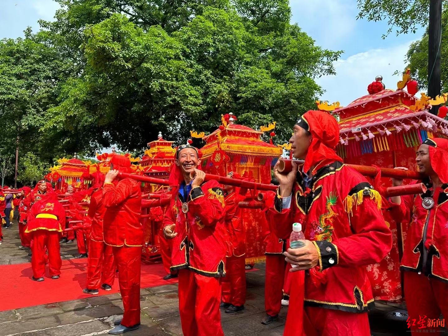 抬轿子,拜天地,行合卺礼!相约520 宜宾6对新人举行川南特色集体婚礼