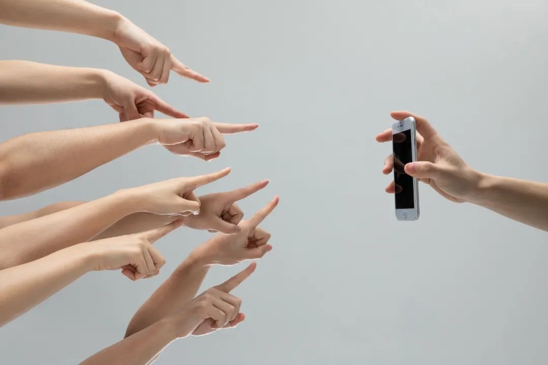 所有贴标签的行为实际上都是在试图"固化整个世界"