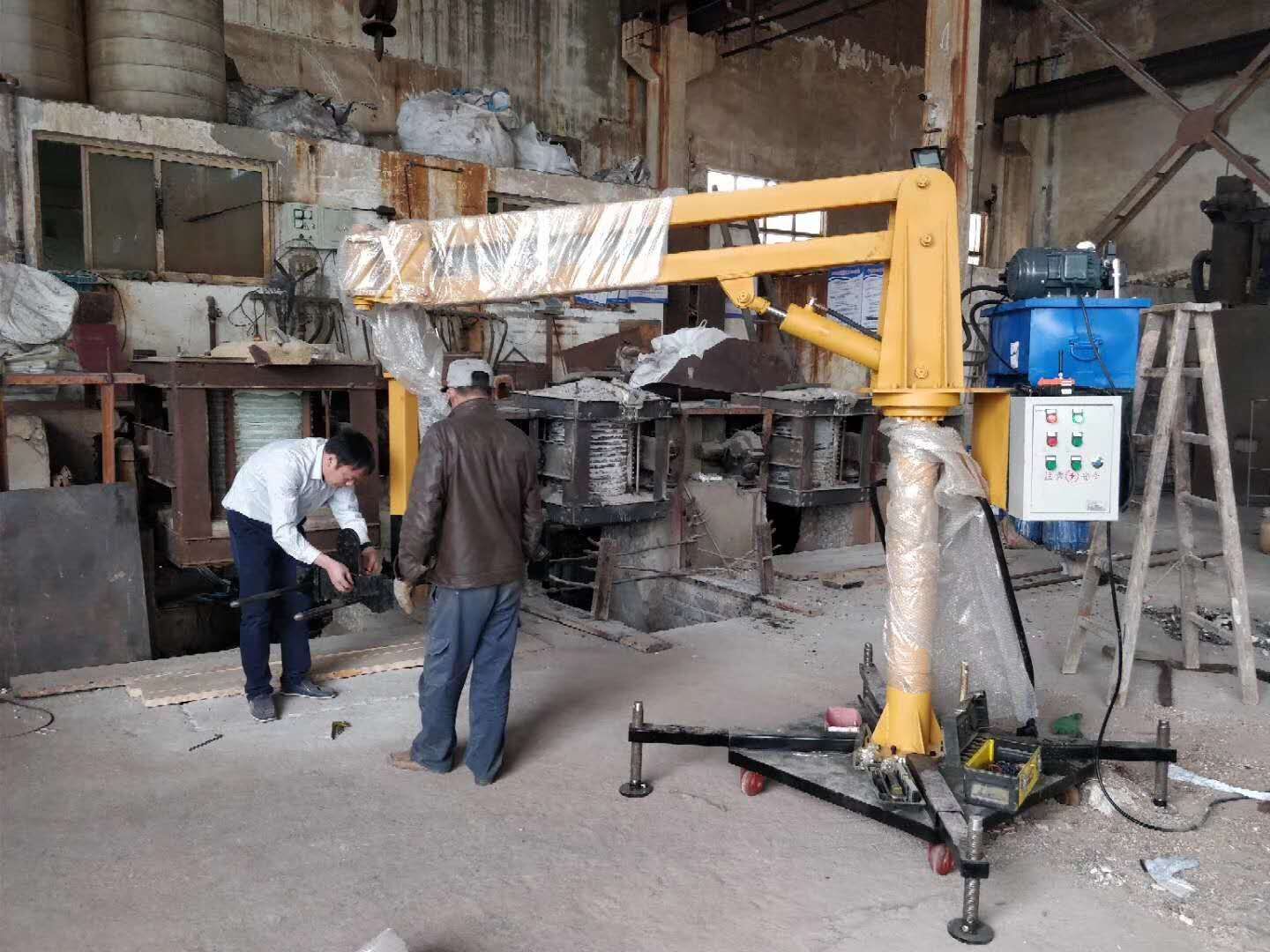 铸造车间代替人工端铁水的炉前机械手