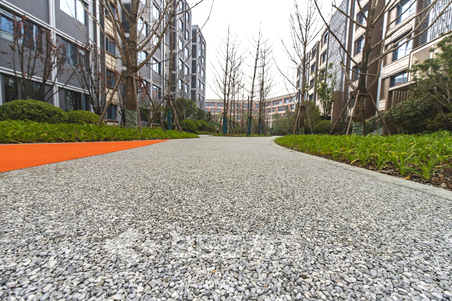 胶粘石透水路面施工操作简单,呈现效果却令人惊艳!