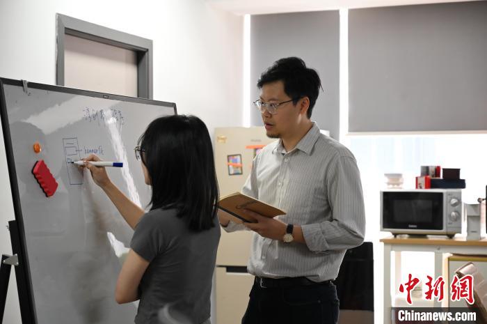 "90后"港青蔡展鹏广州逐梦:创业"小白"变身创业导师