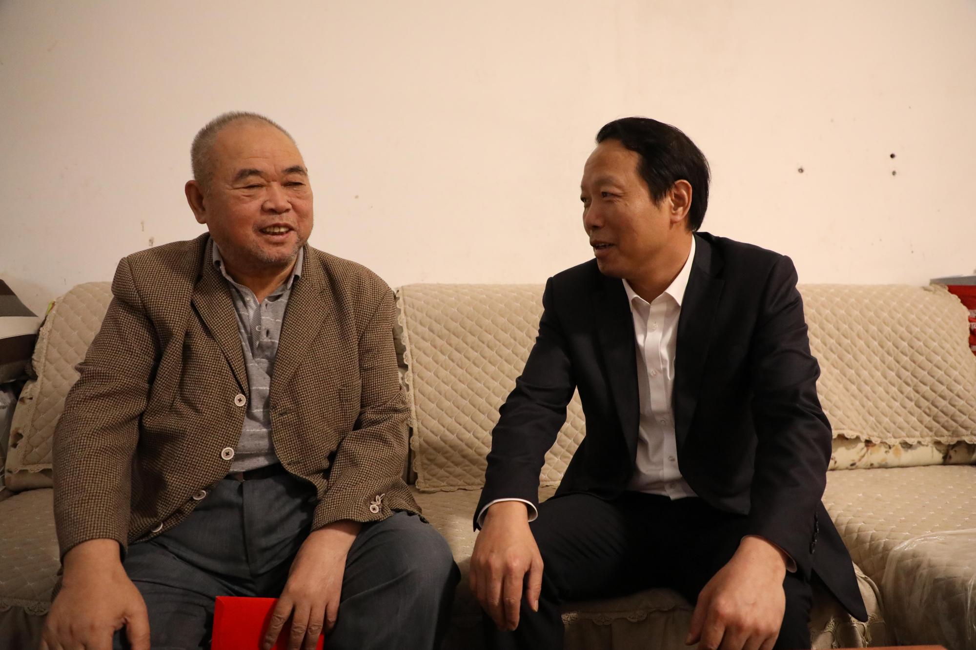 段贵建走访慰问部分离退休老干部