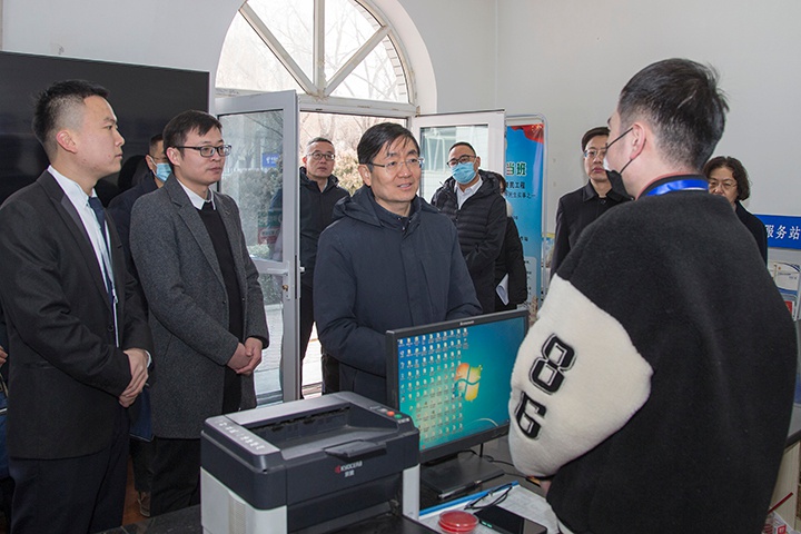 石云峰在城区调研社会治理工作