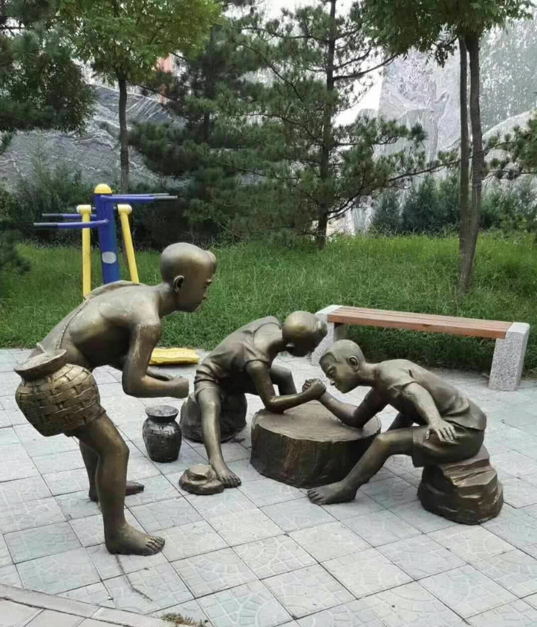 传承之美——掰手腕铜雕的艺术足迹