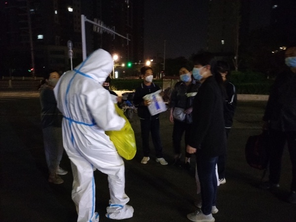 文峰区紫薇大道街道:全力做好次密接人员转运集中隔离工作