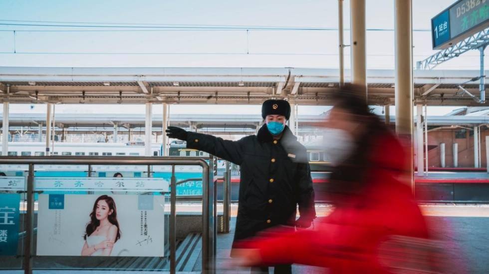 铁路站台上的"速冻人"