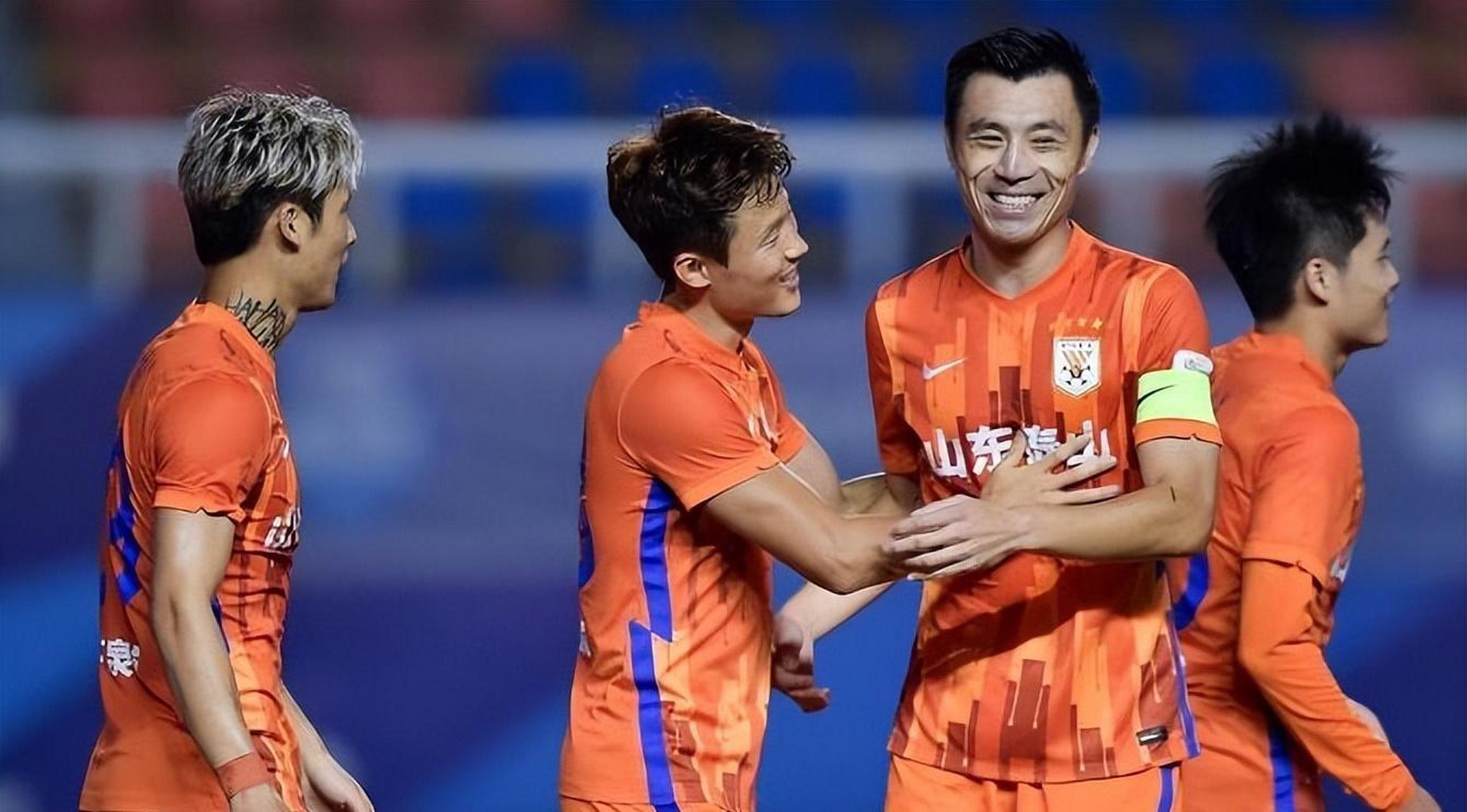 在中超和中甲报名名单中,都没有看到泰山队王牌锋霸德尔加多的名字.