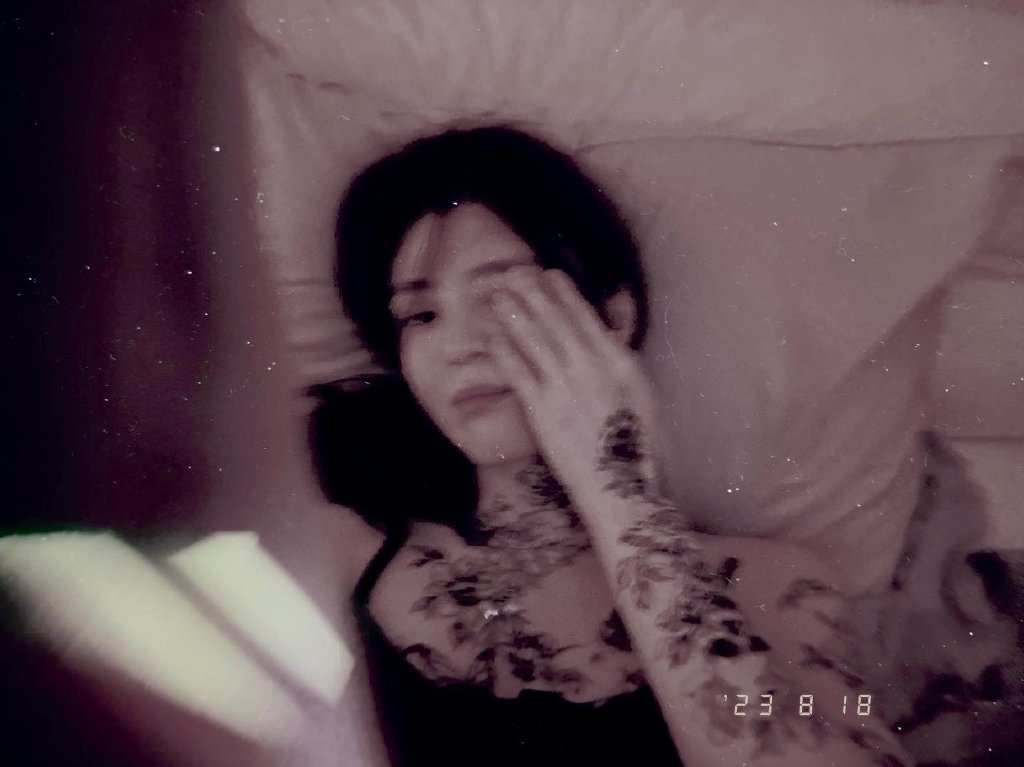 韩素希再秀tattoo,独一无二的氛围美女