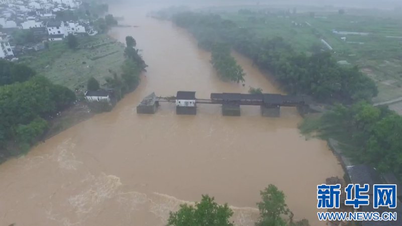 洪水来袭 婺源800余年彩虹桥受损