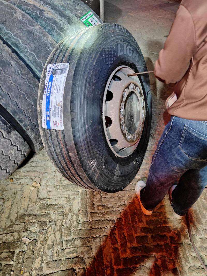 半挂车哪一个轮胎最吃重