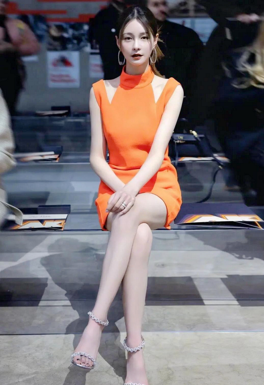 沈梦辰为了美拼了,172的身高穿这么短的裙子也就算了,还把领口"挖空"