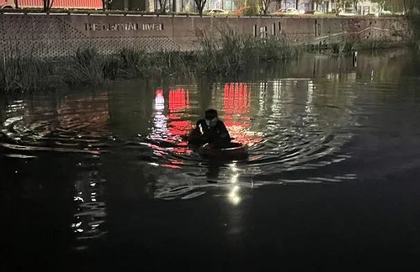 事发诸暨店口!一女子泡在河里,不肯上岸