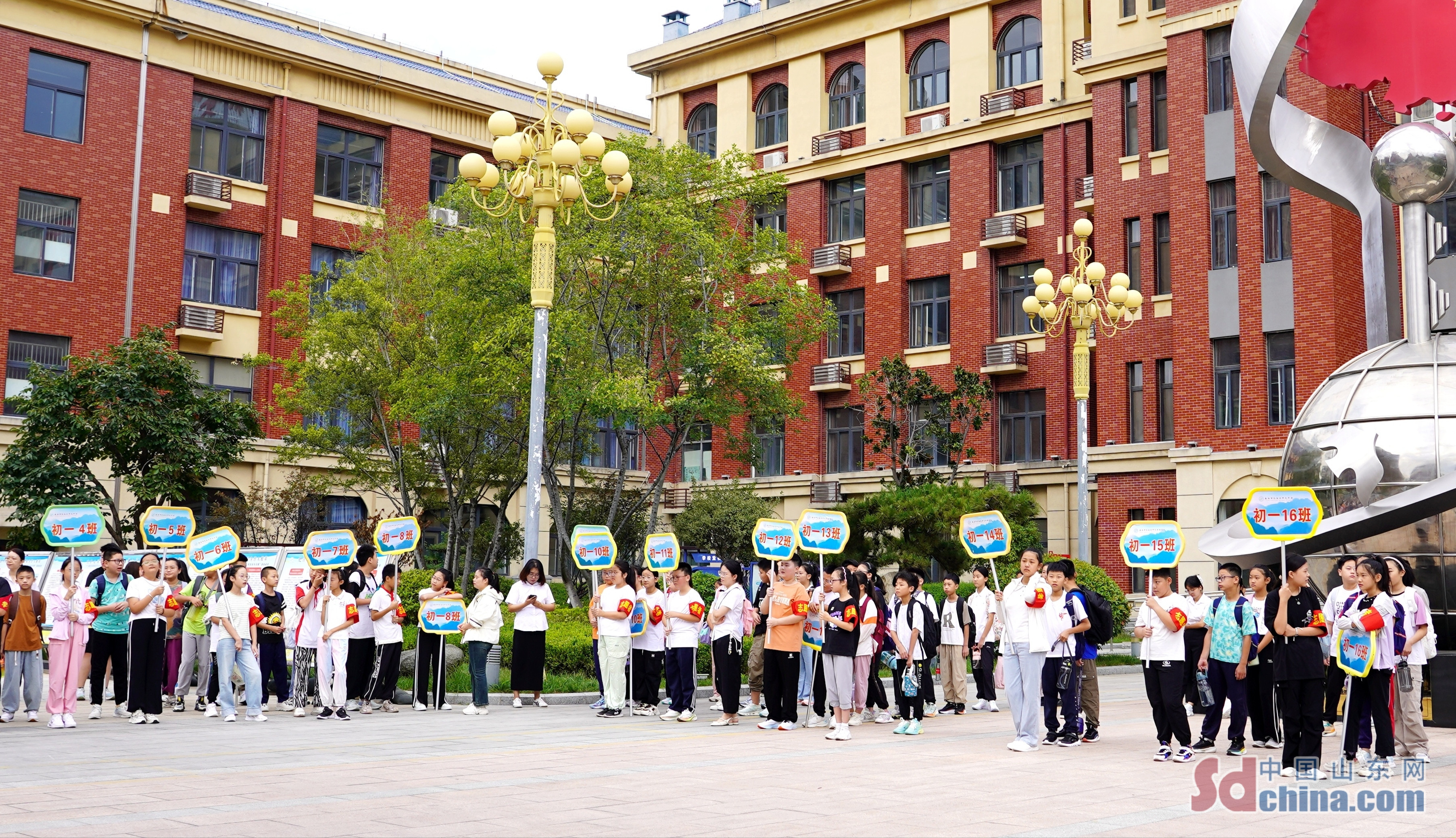 泰安市岱岳区开元中学:开学第一课 出"新"又用心