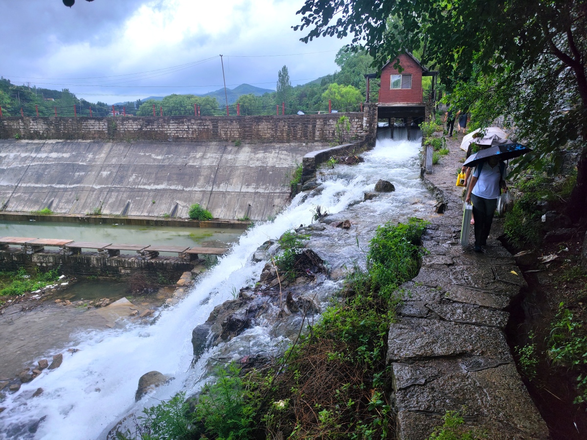 峨庄瀑布群雨中美景