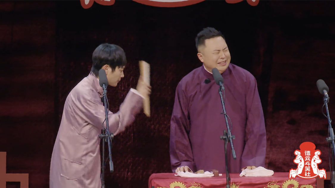 为维护师父郭德纲,孟鹤堂舞台上"怒摔"折扇,网友:活该他能火