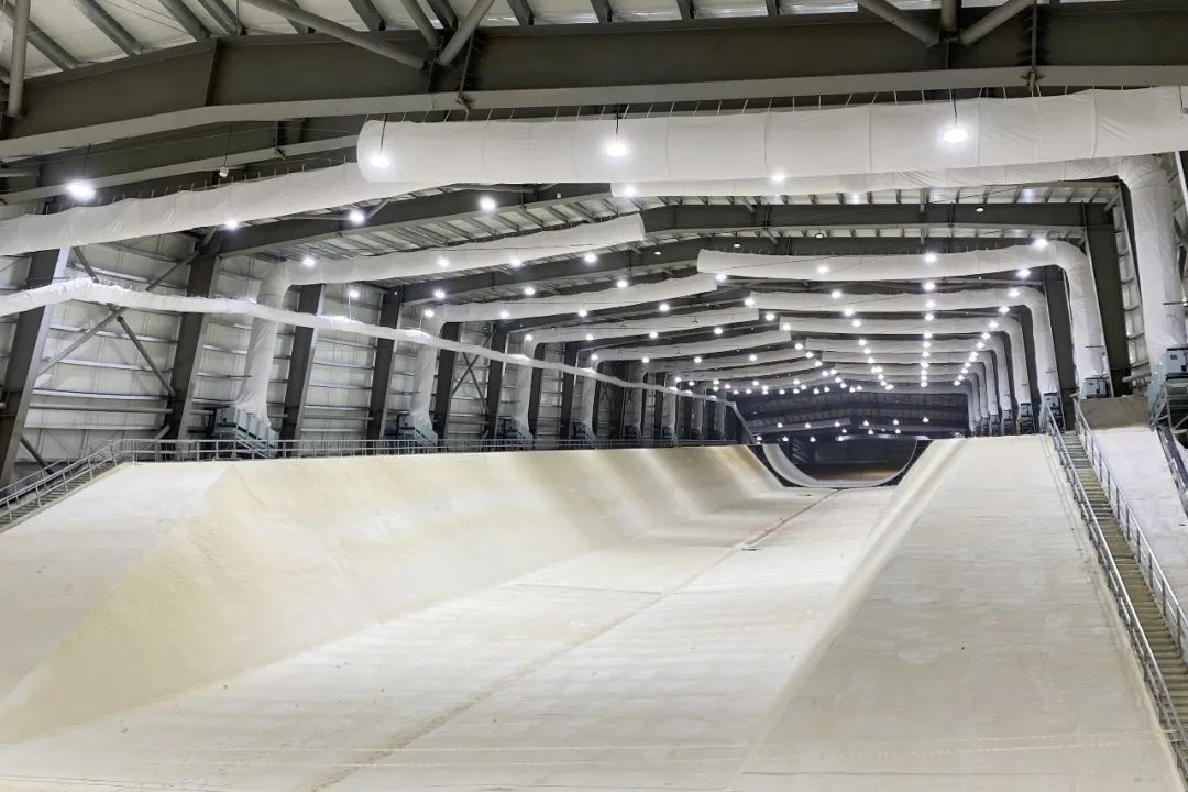 "量身定制" !世界最大室内u型池助冬奥选手"雪上飞"