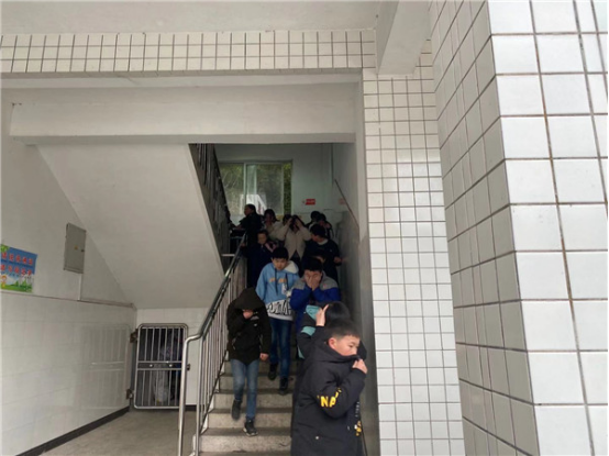 夹江县华头中学举行消防安全演练活动