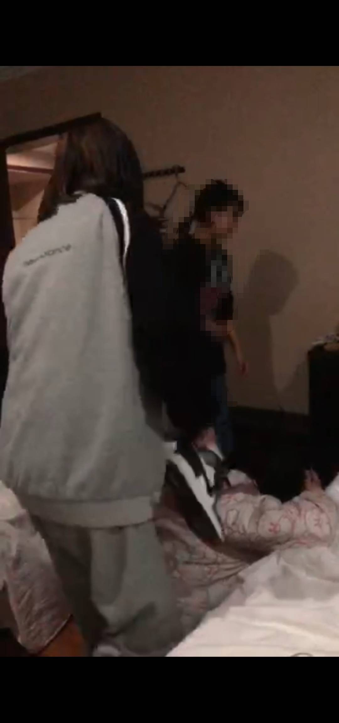 贵州镇宁女学生在宾馆内被多名女生殴打 警方:打人者已经到案,正在