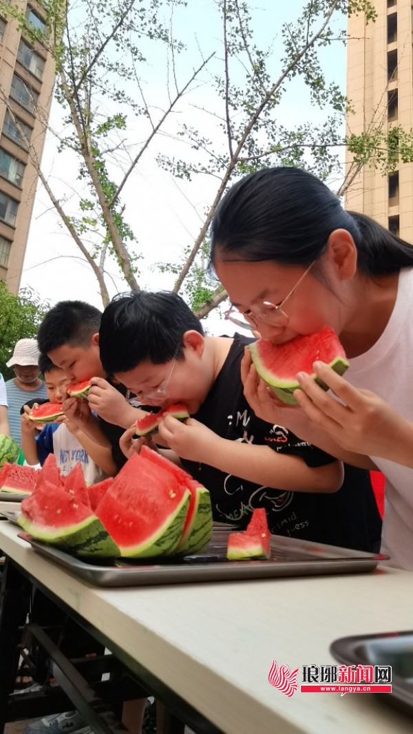 临沂:清凉一夏 瓜分快乐 兰山区御珑湾小区举行吃西瓜比赛