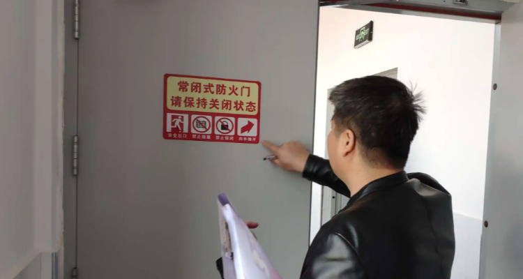 防火门标识正确贴法