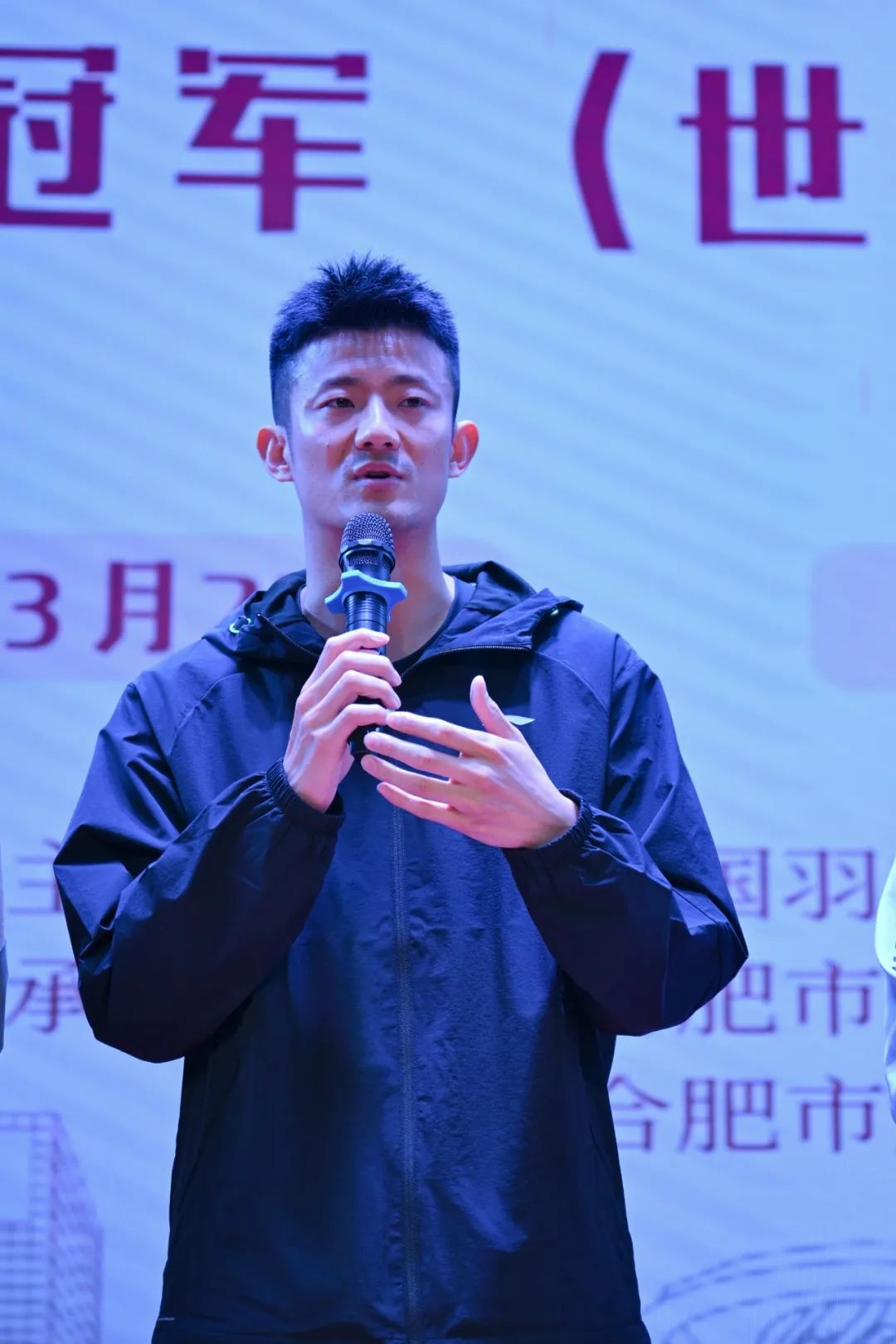 奥运冠军谌龙走进合肥八中被追星