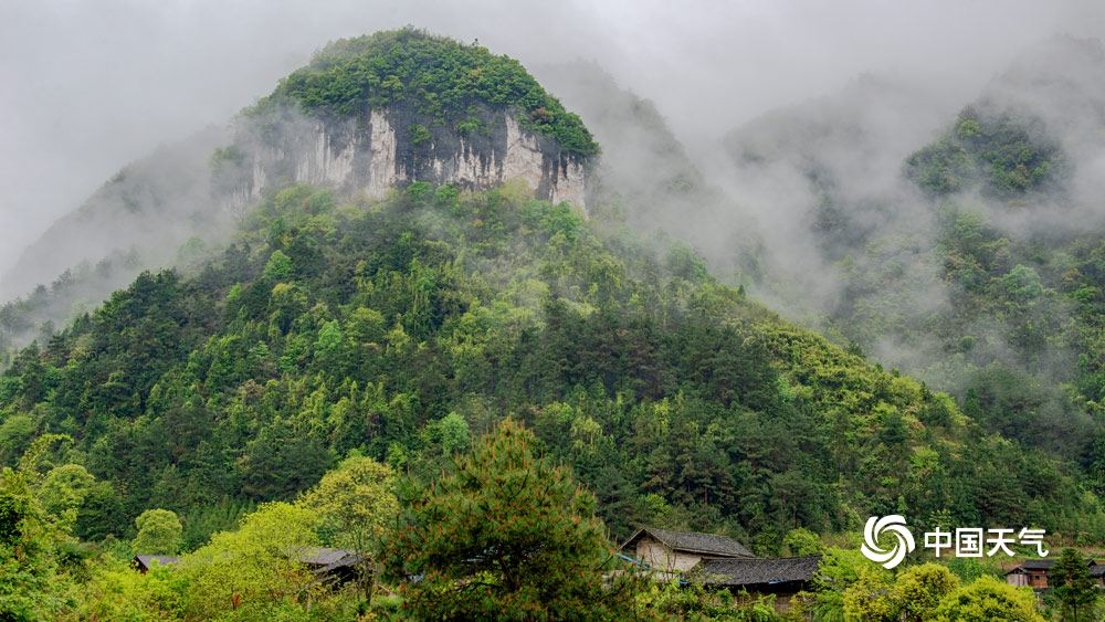 贵州铜仁雨后雾气飘渺 青山美如画