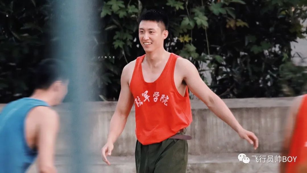 黄景瑜新戏穿红短裤打篮球,跳起来的视频就看了一百遍!