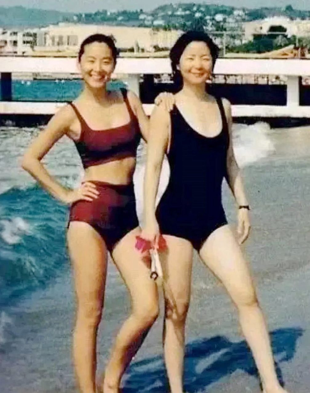 这是几张珍贵的照片,是林青霞和邓丽君在法国海滩游泳的场景.