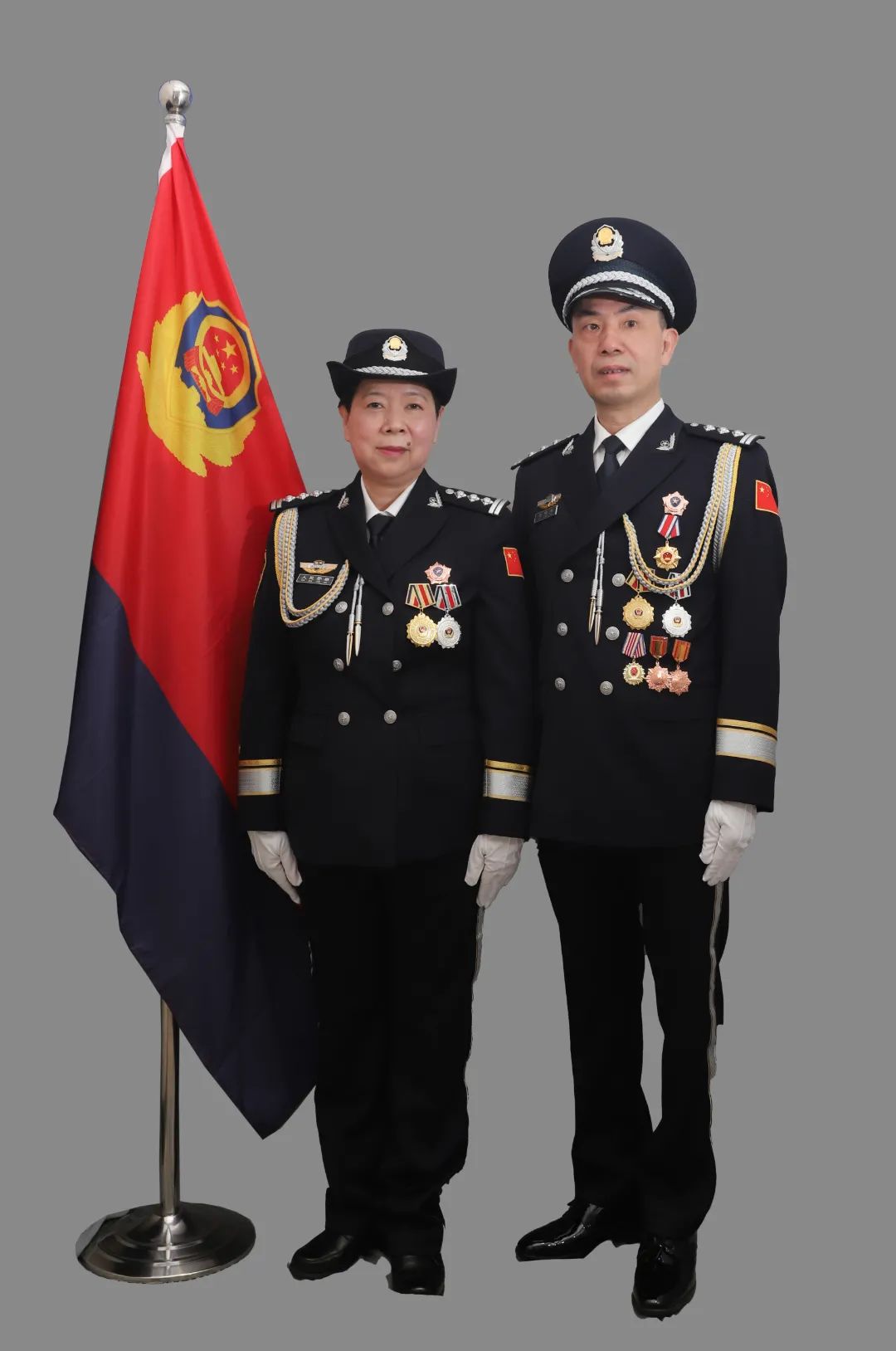 忆青春从警路——石狮公安为退休女警拍摄警礼服纪念照