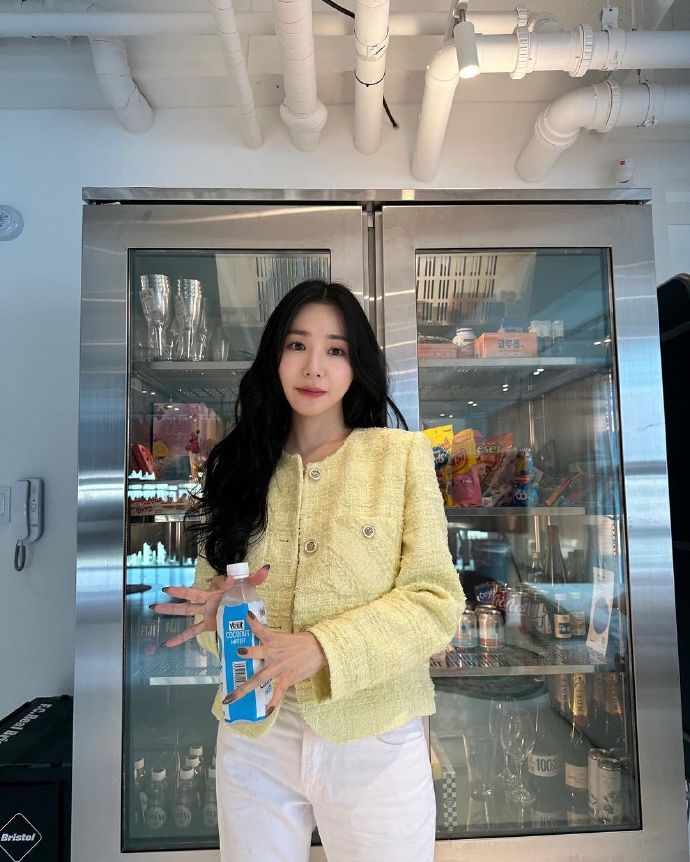 少女时代成员tiffany穿着花边夹克,清新迷人