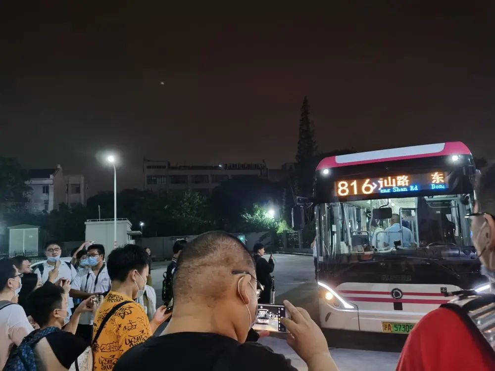 停运当天,这辆深夜末班车坐满乘客!